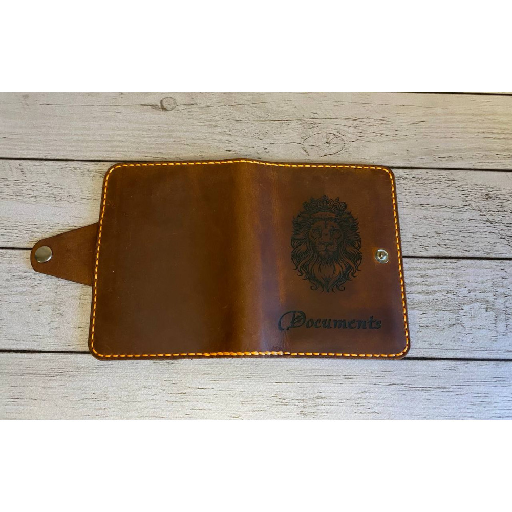 Кожаная обложка на документы с гравировкой Лев